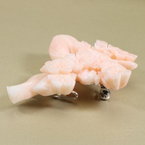 ピンクサンゴ ミッド珊瑚 ブローチ 帯留め 花 彫刻 無染色 SANSUIの画像