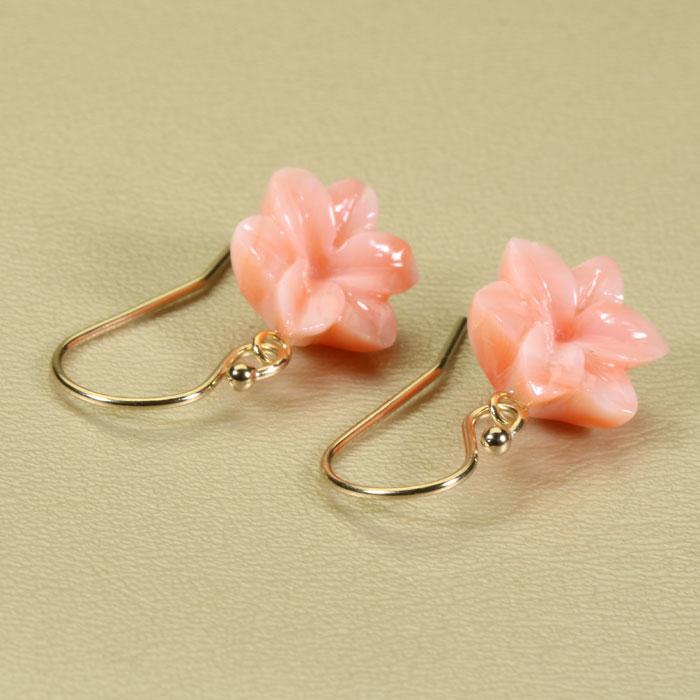 宝石珊瑚のSANSUI ガーネ珊瑚 ピンク ピアス 百合 花 フック ゴールド