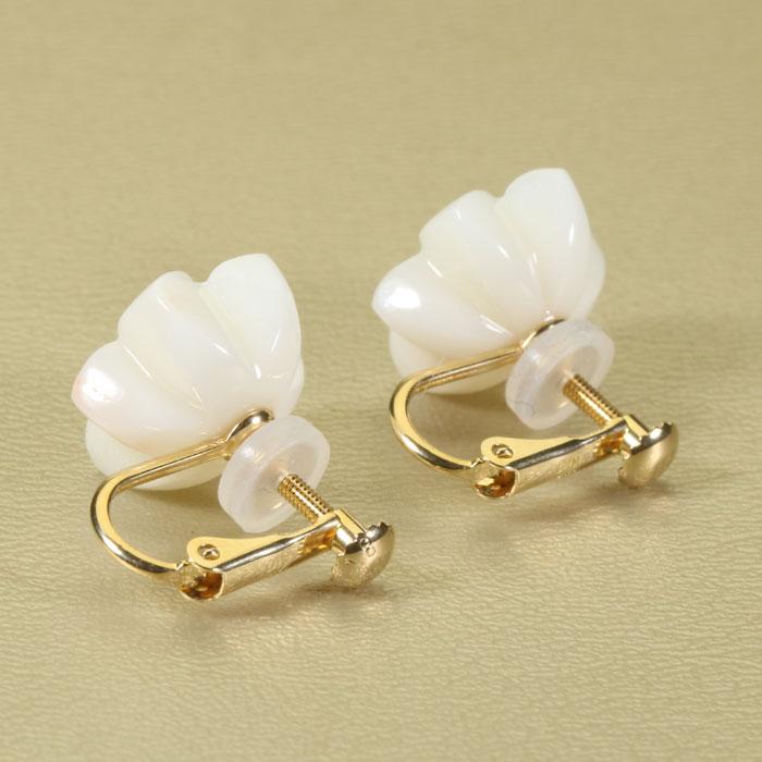 宝石珊瑚のSANSUI 白珊瑚 イヤリング 百合 花 K18 イエローゴールド 無