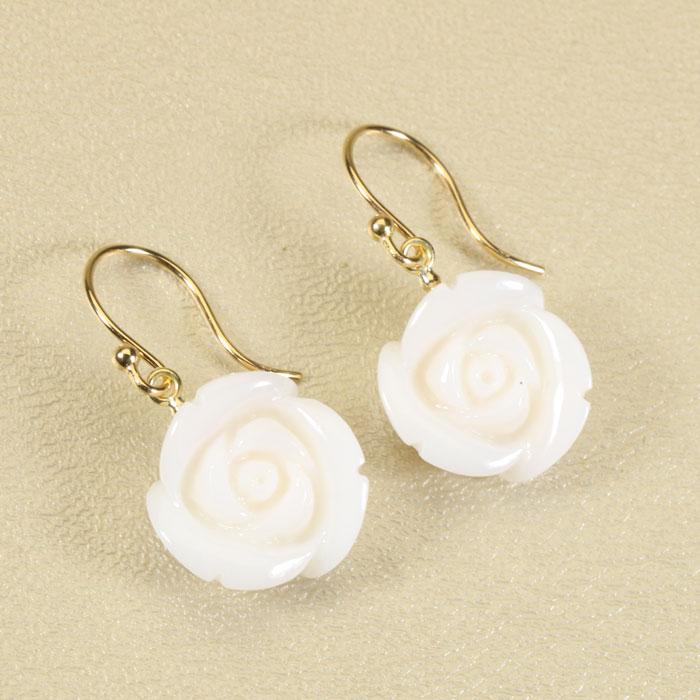 宝石珊瑚のSANSUI 白珊瑚ピアス フック ブラ 薔薇 花 K18 イエロー