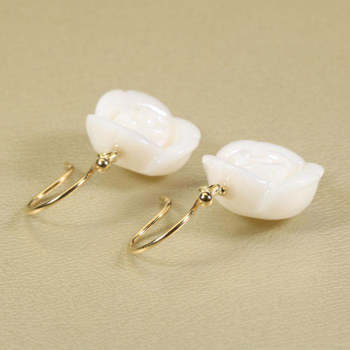 宝石珊瑚のSANSUI 白珊瑚ピアス フック ブラ 薔薇 花 K18 イエロー