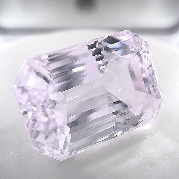 ブラジル産クンツァイト ルース 44.189ct【品質保証書・日本宝石学日協会ソーティング付き】の画像