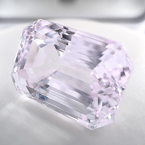 ブラジル産クンツァイト ルース 44.189ct【品質保証書・日本宝石学日協会ソーティング付き】の画像