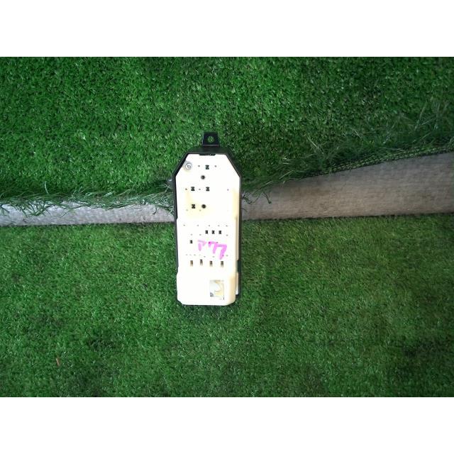 アクア DAA-NHP10 パワーウインドウスイッチ L 040  84820-52380 | アクア | 01