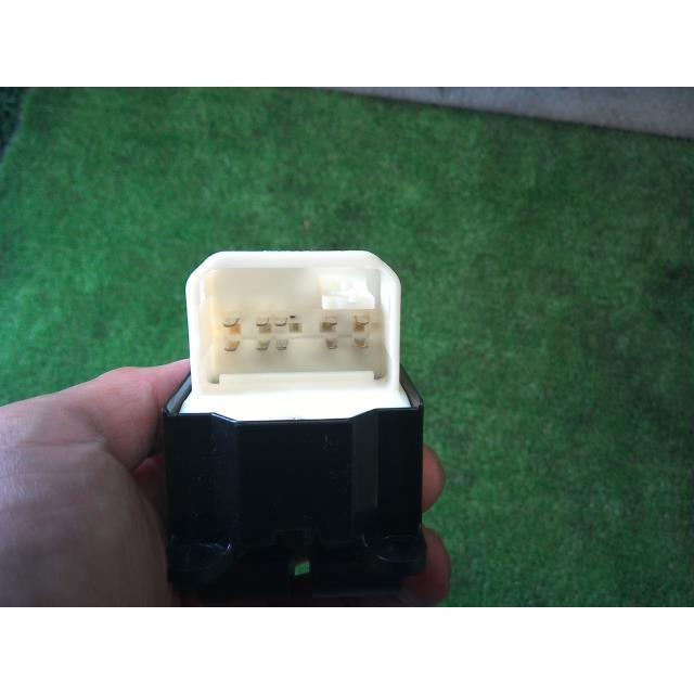 アクア DAA-NHP10 パワーウインドウスイッチ L 040  84820-52380 | アクア | 02