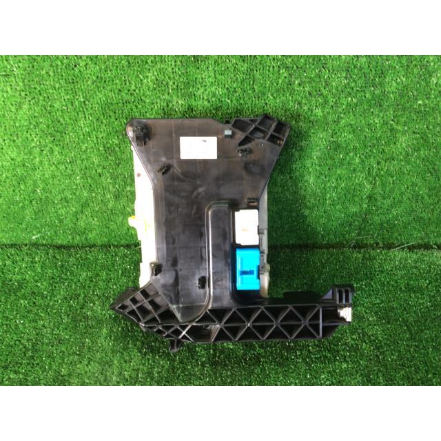ヴォクシー DBA-ZRR70W ヒューズボックス ZS 7人 202 82730