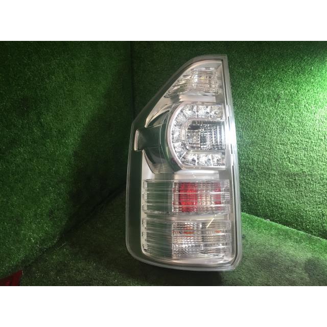 ヴォクシー DBA-ZRR70W 左テールランプ　イチコ 28-220 か59 H23年式 トヨタ ヴォクシー 後期 ZRR70W 純正 左 テールランプ テール