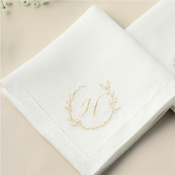 人気海外一番 イニシャル入り リネンハンカチ リース ブライダル ウェディング 結婚式 花嫁 麻 ハンカチ 白 刺繍 フォーマル ギフト プレゼント 日本製2 080円 Aynaelda Com
