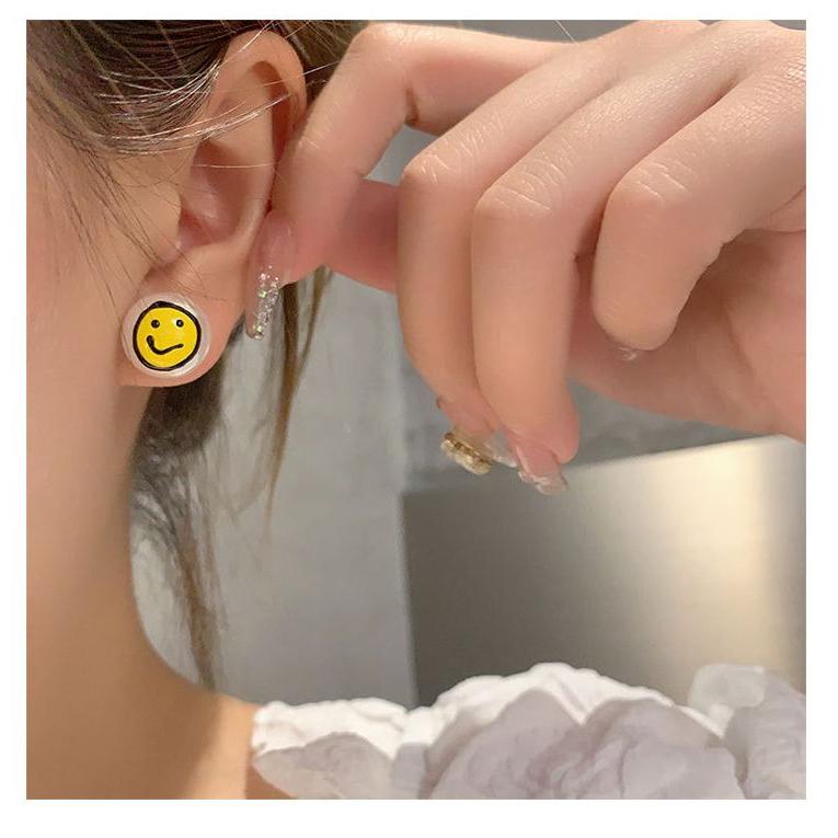 255❤️送料込490❤️スマイル❤️ニコちゃん❤️ピアス❤️ホワイト 送料無料 ニコちゃん ピアス パール 可愛い 面白 にこにこ 笑顔 大人