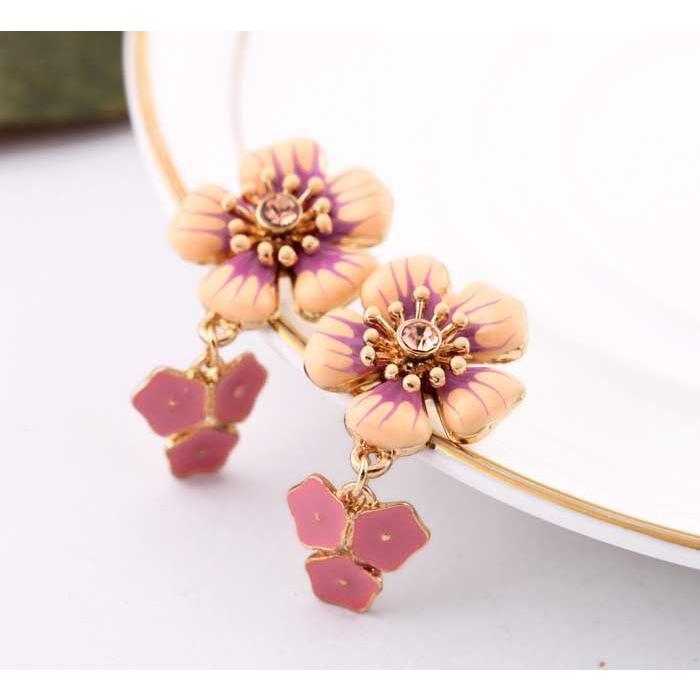 送料無料 3点以上50％オフ シック スイング フラワー ピアス 花 山茶花  