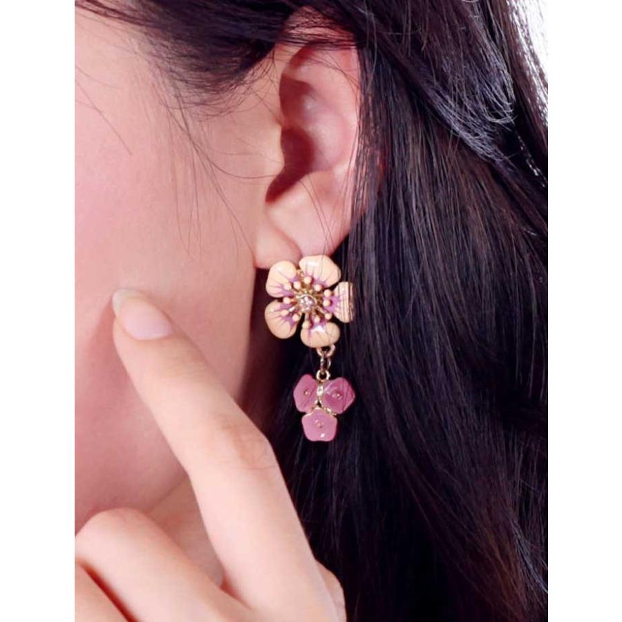 送料無料 3点以上50％オフ シック スイング フラワー ピアス 花 山茶花  