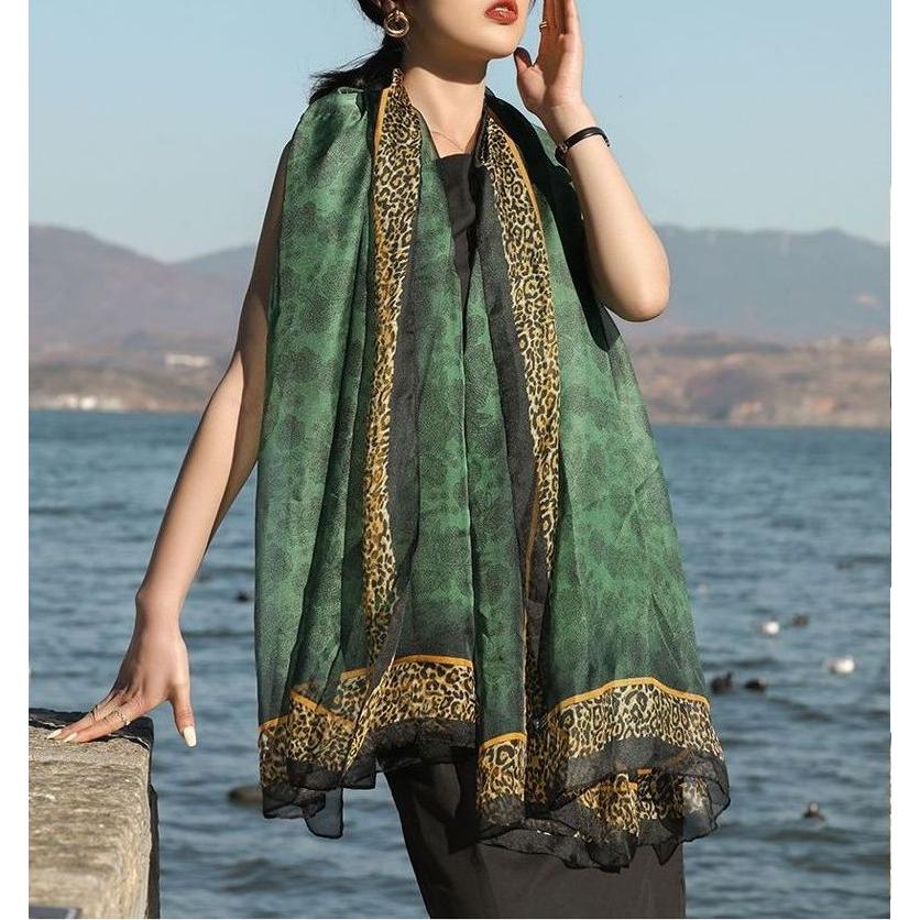 緑色のスカーフは肌の綺麗な女性を引き立てます Delvauxが最適です 緑色のスカーフは肌の綺麗な女性を引き立てます Delvauxが最適