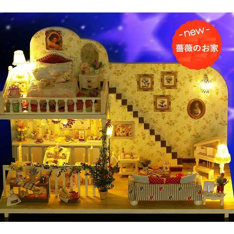 木製 ドールハウス お花、シャンデリアがあるお部屋 背景ボードにも