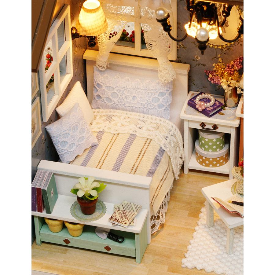 木製　ハンドメイドドールハウス　ベットがあるお部屋　背景にも 木製 ドールハウス キット 森のお部屋 ベッドルーム 犬 手作り お店