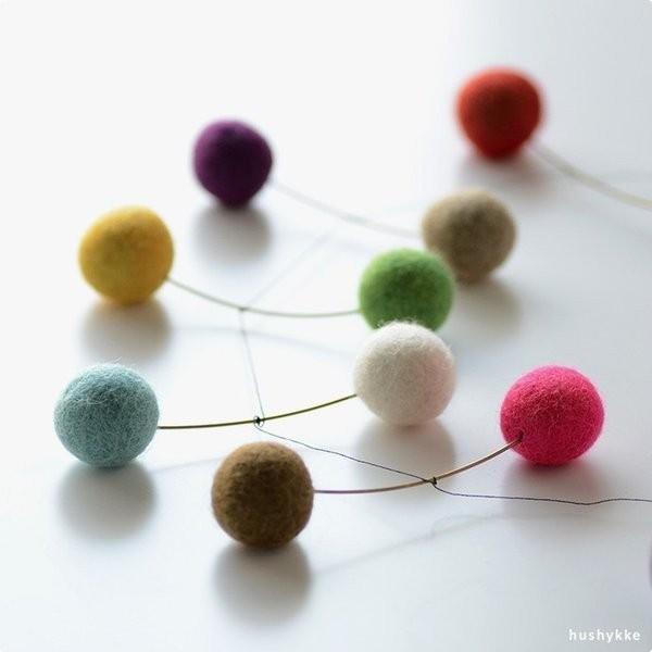 11周年記念イベントが モビール Dnaマルチカラー ボール オーナメント リビングリー フェルト Livingly 北欧