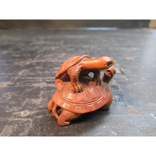 正一銘柘植彫り出し親子亀根付 13g 木製 彫刻 木彫 亀の親子
