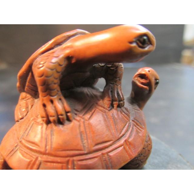 正一銘柘植彫り出し親子亀根付 13g 木製 彫刻 木彫 亀の親子