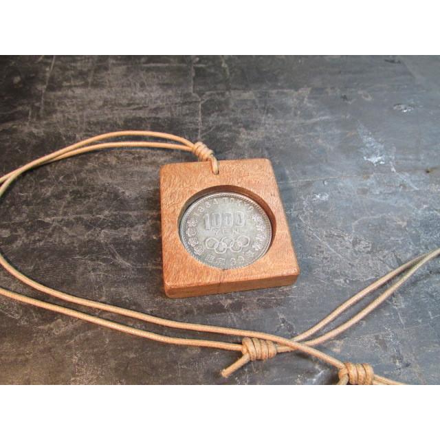 １９６４年東京オリンピック１０００円銀貨ペンダント　本物ペンダント　専用容器　紐　総玉杢　サペリ材　拭き漆 【外箱】