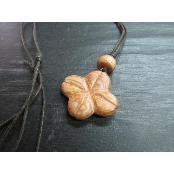 屋久杉素磨き四葉のクローバーペンダント　木製ペンダント　銘木　木のペンダント　木のアクセサリー　紐　彫刻　木彫り　植物　工芸　作家