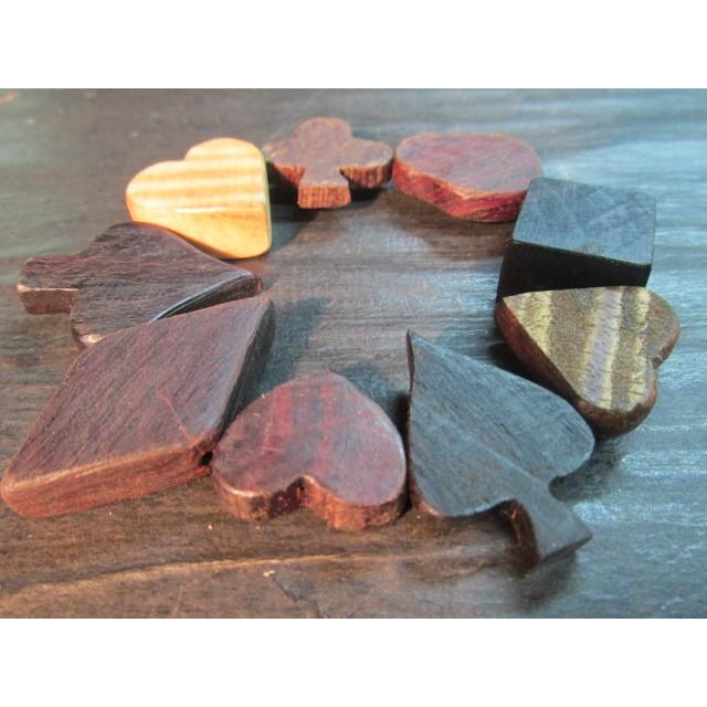 レビューで送料無料 世界銘木ブレスレット B 木製ブレスレット 木のアクセサリー ウッドブレスレット 彫刻 トランプ 作家 手作り フリーサイズ 数量は多 Mtkbrasil Com Br