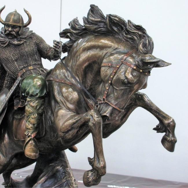 バイキング像 置物 馬 ブロンズ風 バイキング戦士 オブジェ 騎馬