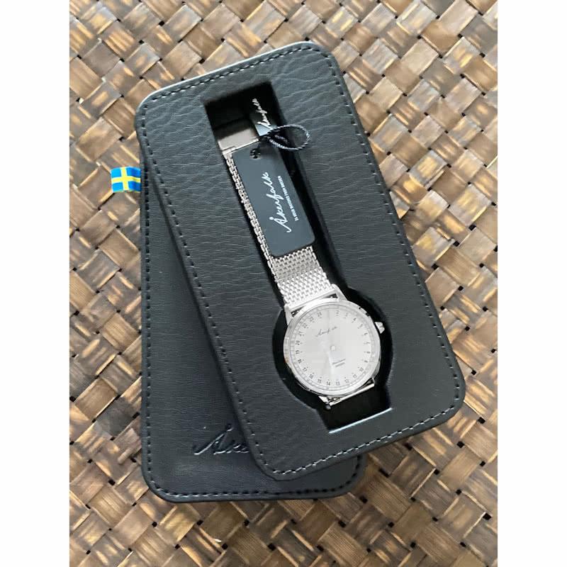 スウェーデン Åkerfalk オーカーフォーク 24時間表示 腕時計 シルバー AK-101 白文字盤 北欧デザインウォッチ レザーケース付 正規品｜i-healing｜08