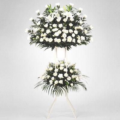 最新デザインの スタンド花 花輪 葬儀 葬式の供花 供花 仏花 法事 仏事 お彼岸 花キューピットのお供え用スタンド２段 白あがり Riosmauricio Com