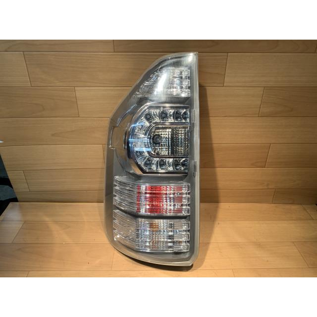 ヴォクシー DBA-ZRR75G 左テールランプ 81561-28561 : IAC-PARTS