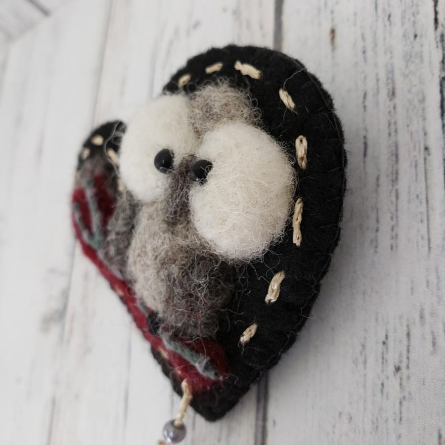 ハート型のフェルトにふくろうの羊毛フェルトブローチ 金色の紐 シルバーのビーズ K Accessory K Smiley Drops 通販 Yahoo ショッピング