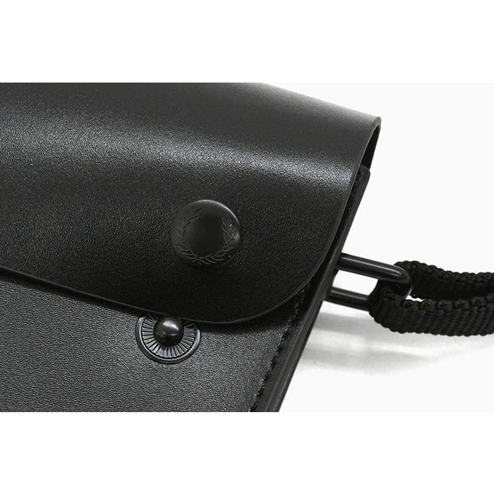 FRED PERRY（フレッドペリー） ショルダーバッグ バーニッシュド