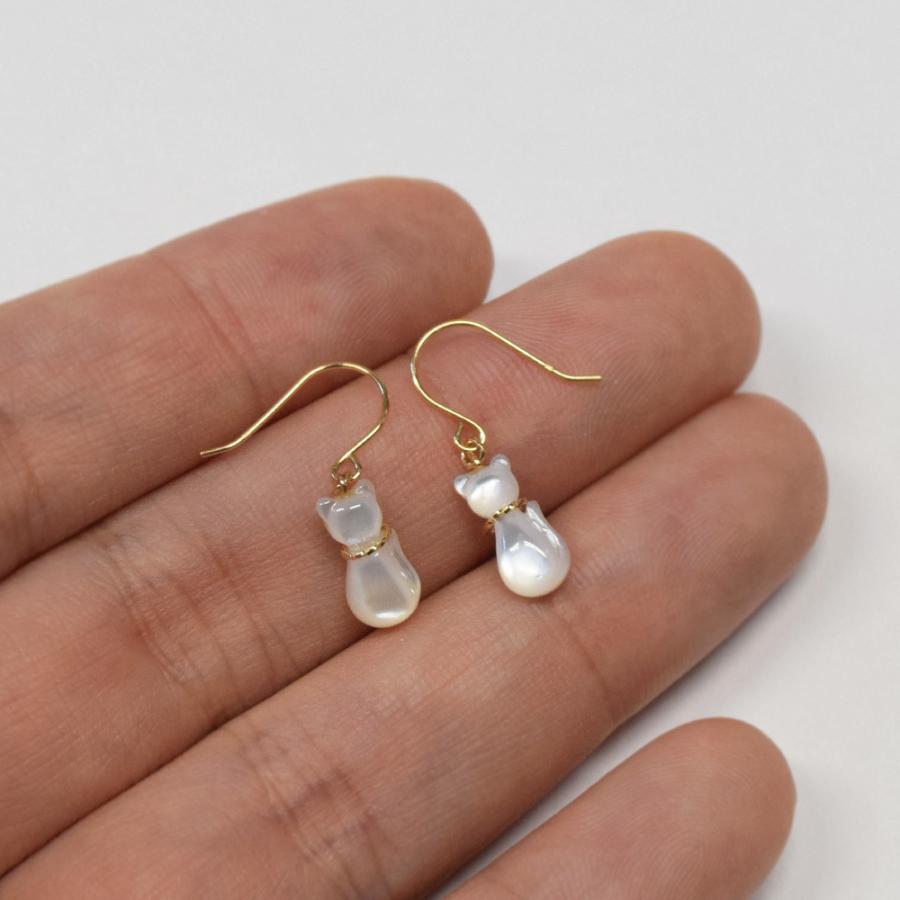 揺れるピアス K18 ゴールド 猫 ネコ フックピアス シェル 白蝶貝 華奢 