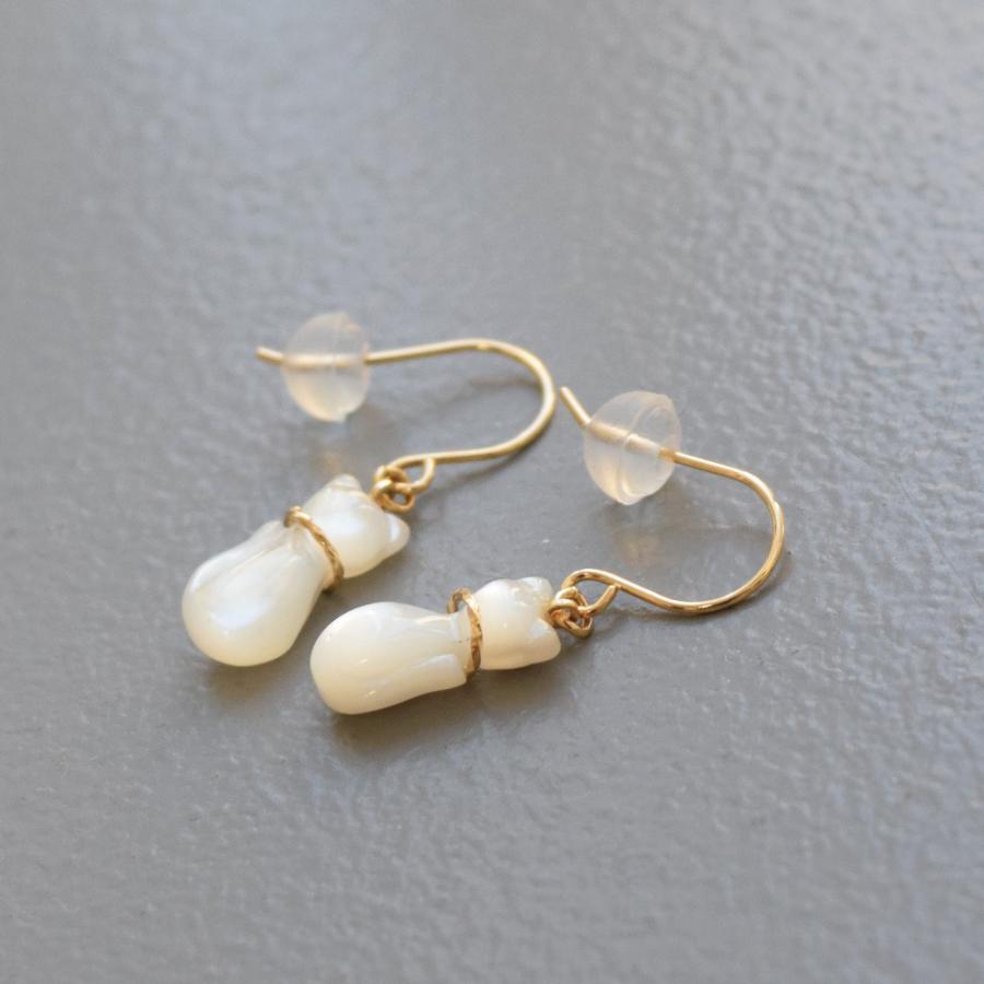 揺れるピアス K18 ゴールド 猫 ネコ フックピアス シェル 白蝶貝 華奢 