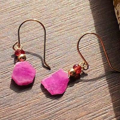 K10YG ピンクサファイア原石 2ct レッドサファイア ピアス スライス