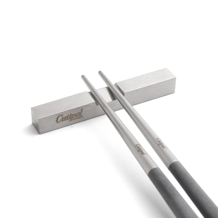 【お値下げしました】クチポールお箸　箸置きセット【新品未使用】 クチポール Cutipol GOA ゴア ブラックゴールド 箸 + 箸置き