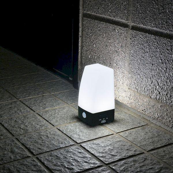 オーム電機 LS-B60JS-4 LEDセンサーライト 置き型／明暗＋人感センサー／単4×4本使用／60lm／昼白色／防水性能IPX4／ブラック LS−B60JS−4 LSB60JS4 |  | 03