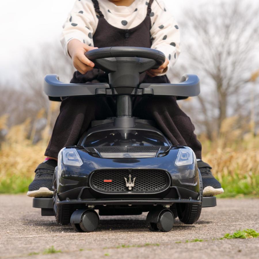 エンジン音も鳴る！マセラティ コンビカー 足蹴り車 足けり 乗用玩具 MASERATI マセラティ Grancabrio グランカブリオ