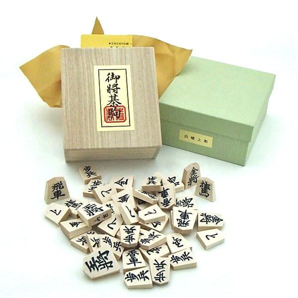 名作名作木製将棋セット 芳香と明るい色目の桧(ヒノキ)1寸卓上接合将棋盤と山形天童の白椿上彫将棋駒に駒台付き 将棋セット 木製将棋セット ヒバ1寸卓上将棋盤セット(将棋駒アオカ押し駒)※将棋専門店で人気の手軽な1寸将棋セット