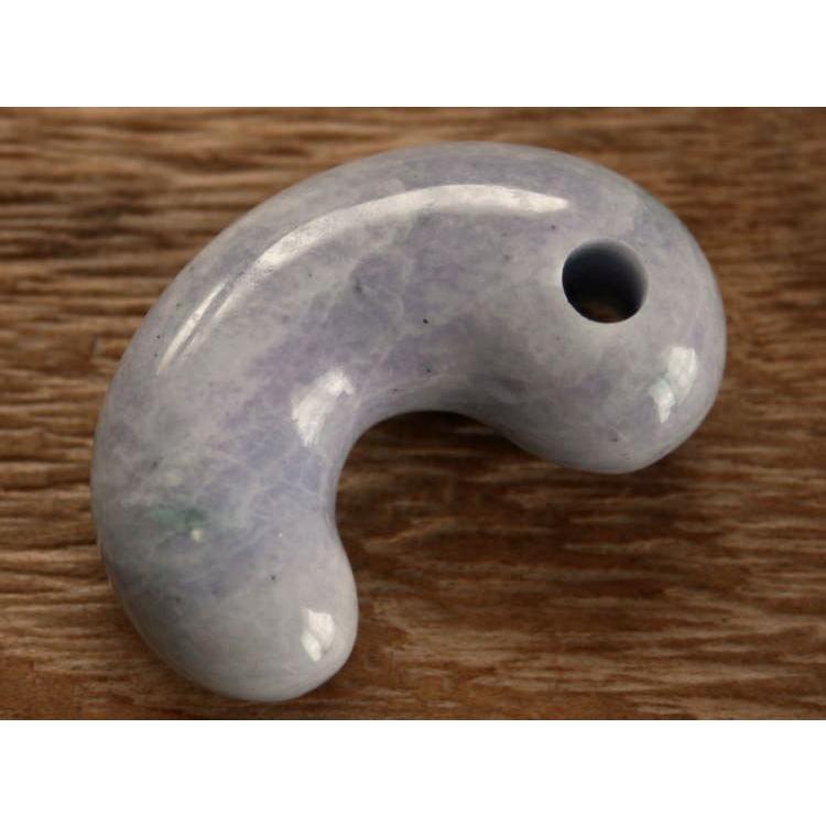 糸魚川翡翠大勾玉 M05552陽春 作45.5mm*28mm*15mm 糸魚川産 ひすい 勾玉 お守り パワーストーン 魔除けの画像