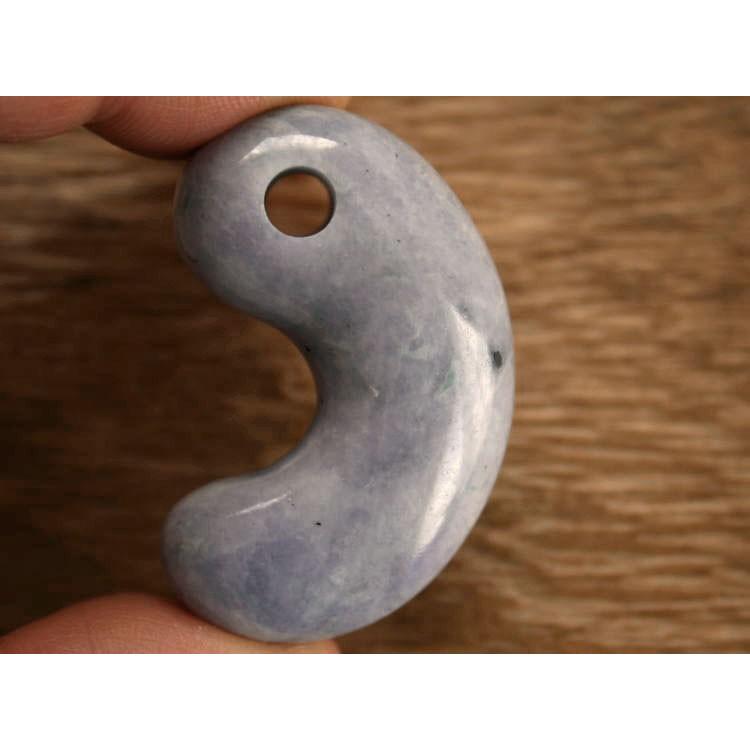 糸魚川翡翠大勾玉 M05552陽春 作45.5mm*28mm*15mm 糸魚川産 ひすい 勾玉 お守り パワーストーン 魔除けの画像