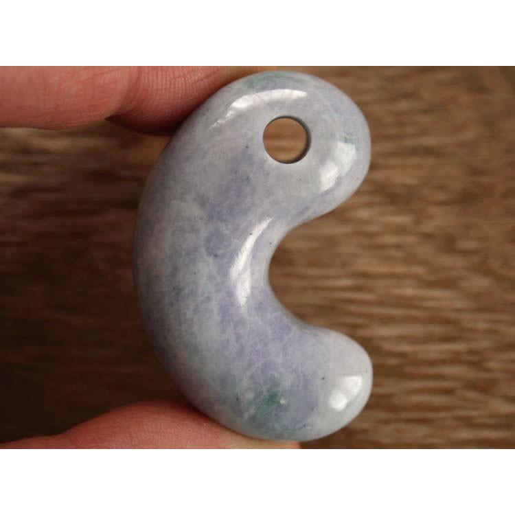 糸魚川翡翠大勾玉 M05552陽春 作45.5mm*28mm*15mm 糸魚川産 ひすい 勾玉 お守り パワーストーン 魔除けの画像