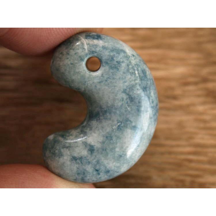 糸魚川青翡翠勾玉 M05794豊翠 作 31mm*22mm*11.8mm 糸魚川産 ヒスイ製