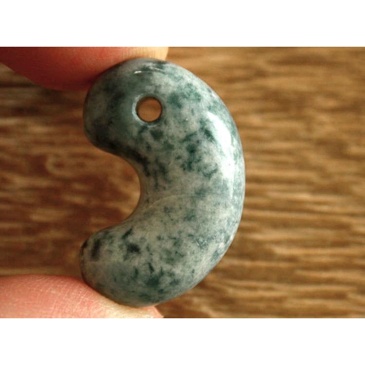 糸魚川青翡翠勾玉 M06476豊翠 作29.5mm*19.5mm*12mm 糸魚川産