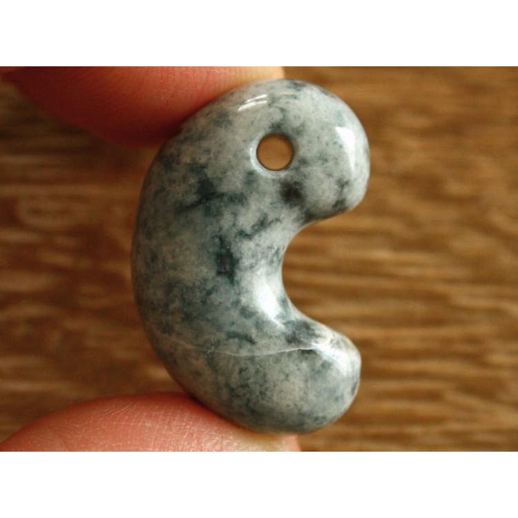 糸魚川青翡翠勾玉 M06476豊翠 作29.5mm*19.5mm*12mm 糸魚川産