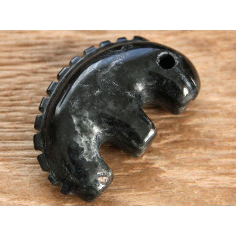 糸魚川黒翡翠獣形勾玉 M07301 豊翠 作 40mm*25mm*12mm 糸魚川 糸魚川黒翡翠獣形勾玉 M07301 豊翠 作 40mm*25mm*12mm 糸魚川