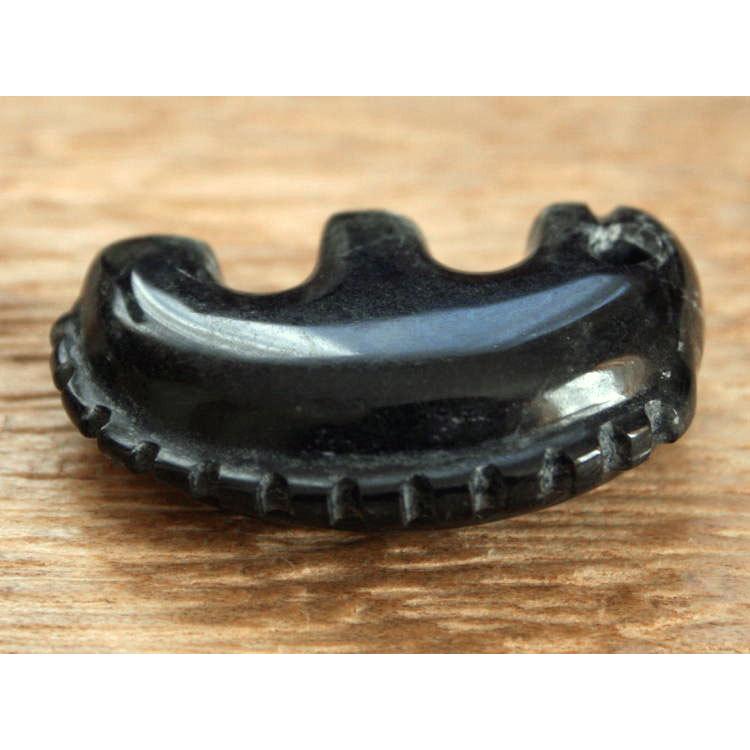 糸魚川黒翡翠獣形勾玉 M07301 豊翠 作 40mm*25mm*12mm 糸魚川 糸魚川黒翡翠獣形勾玉 M07301 豊翠 作 40mm*25mm*12mm 糸魚川
