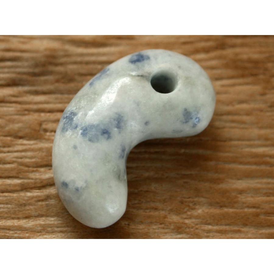 糸魚川翡翠（イトイガワアイト入り）勾玉 M08650 和工房 作 30mm