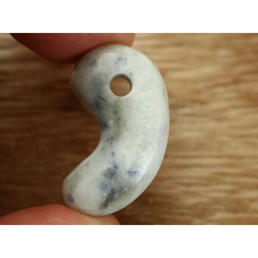 ✳綺麗な肌目の勾玉を‼️ 糸魚川翡翠本物硬玉‼️ お身近の守護石*お守りに　鑑別書付 楽天市場】糸魚川翡翠勾玉 M09885 豊翠 作 29mm*21mm*10mm 糸魚川産