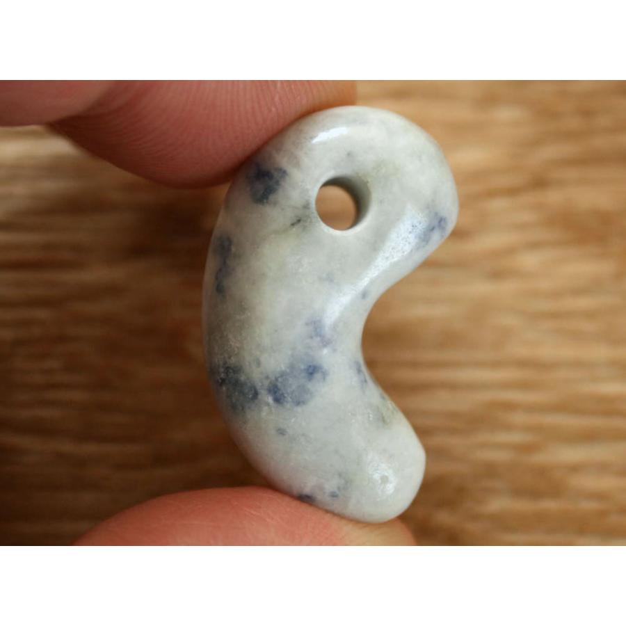 糸魚川翡翠（イトイガワアイト入り）勾玉 M08650 和工房 作 30mm