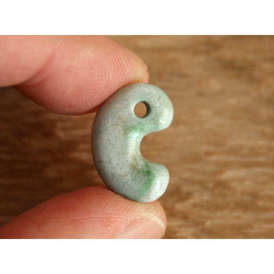 糸魚川翡翠勾玉 M09464 日本ヒスイ鉱業 制作 18.5mm*12mm*6mm 糸魚川産 ひすい 勾玉 パワーストーン 魔除け_3