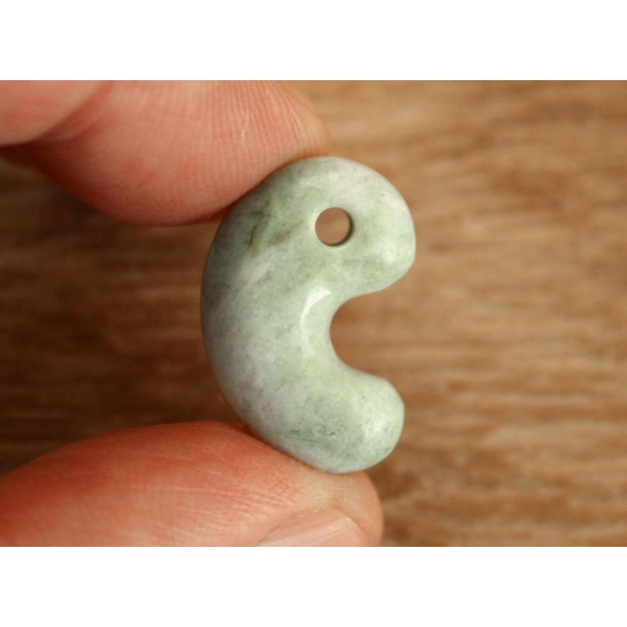 糸魚川翡翠勾玉 M09500 日本ヒスイ鉱業 制作 21mm*14mm*8mm 糸魚川産